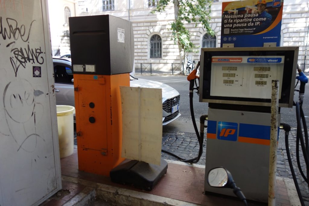 effiziente und umweltfreundliche erdwärmepumpen zur nutzung der erdwärme für heizung und kühlung in gebäuden.